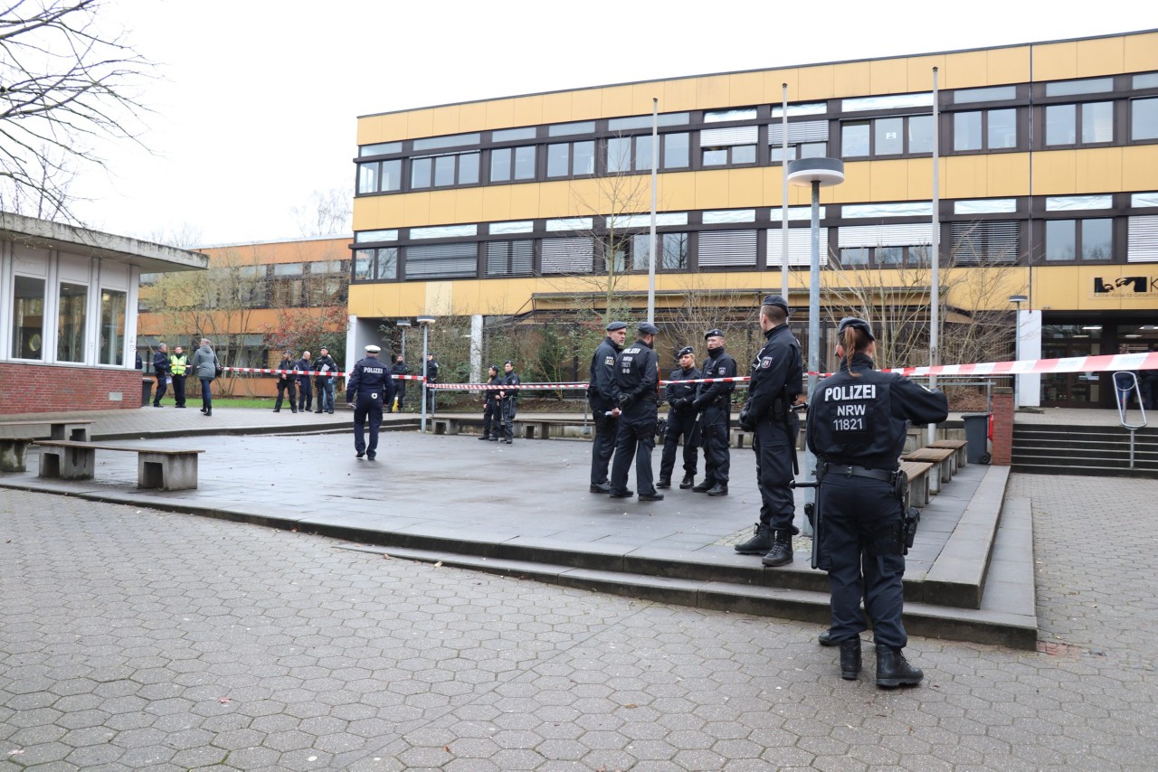 Die Polizei sicherte das Geländer der Käthe-Kollwitz Gesamtschule in Lünen.