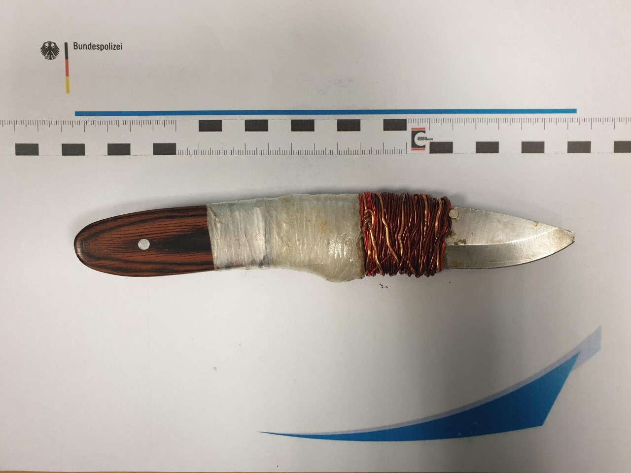 Dieses aus mehreren Messer-Einzelteilen zusammengebaute Messer stellte die Polizei in Dortmund bei einem Mann sicher. 