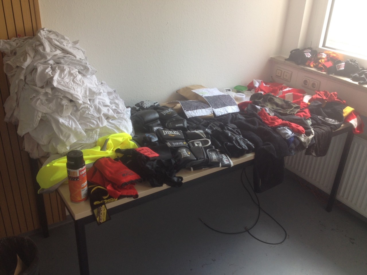 Am Rande einer geplanten Schlägerei von BVB-Hools fand die Polizei unter anderem einige Shirts der Neonazi-Marke "White Rex".