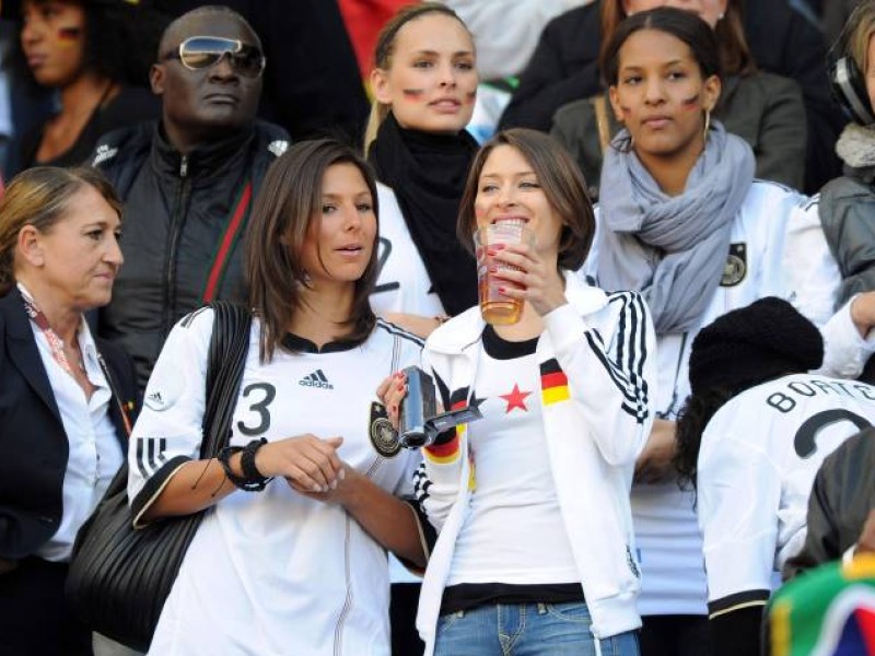 Silvia Meichel und Kathrin Gilch gehen offenbar gerne gemeinsam ins Stadion. Hier drücken sie Mario und Manuel die Daumen.