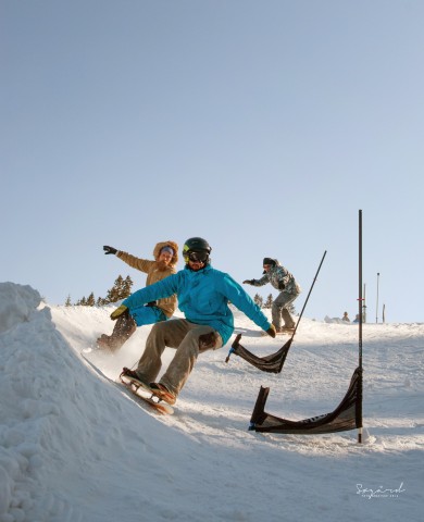 Snowskate-Weltmeisterschaft in Oslo 2013: Das Bild zeigt den Halbfinallauf mit David Reinthaler in Führung. 