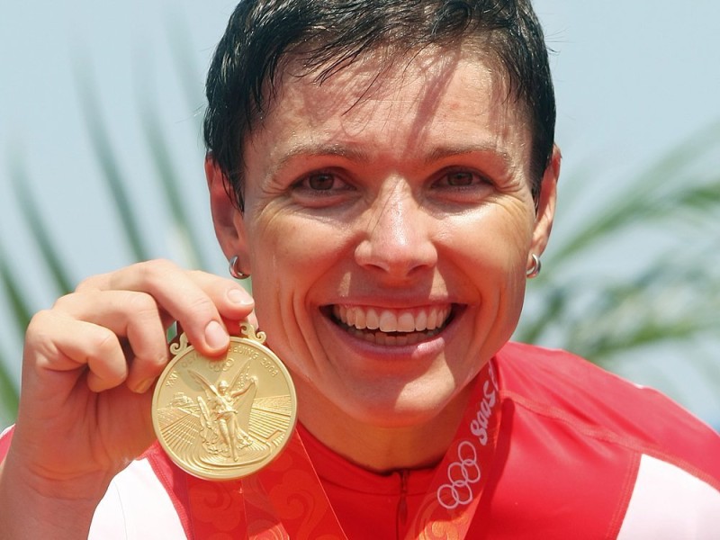 Trotz Sturz zu Silber: Vier Jahre nach Gold in Peking ist Mountainbikerin Sabine Spitz noch einmal zu einer olympischen Medaille gefahren.