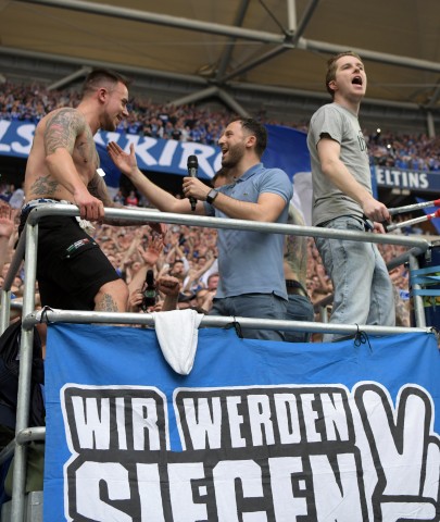 Ein Bild aus besseren Zeiten. Domenico Tedesco feiert mit den Schalke-Fans den Sieg im Revierderby am 30.Spieltag der vergangenen Saison.