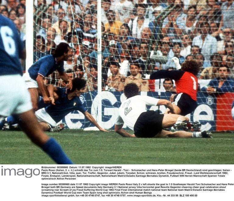 Paolo Rossi traf im WM-Finale 1982 zum 1:0 gegen Deutschland. Torhüter Toni Schumacher und Hand-Peter Briegel konnten das nicht verhindern.