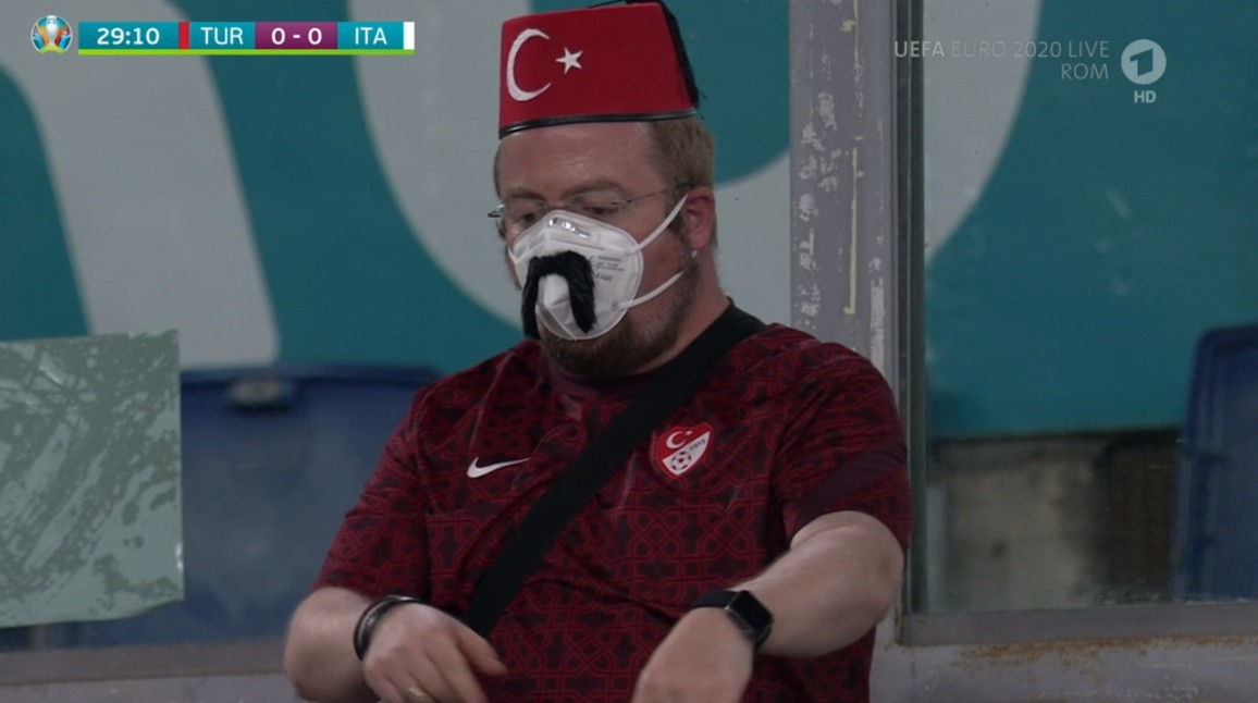 Das Netz feierte den Türkei-Fan für seine Schnurrbart-Maske. 