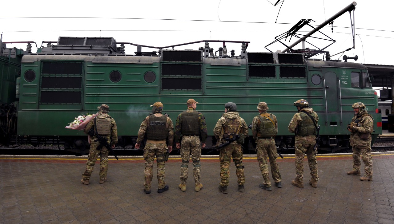 29.05.2022, Ukraine, Charkiw: Ukrainische Soldaten warten am Bahnhof auf ihre Frauen. Die Familien waren während der russischen Invasion evakuiert worden. 29.05.2022, Ukraine, Charkiw: Ukrainische Soldaten warten am Bahnhof auf ihre Frauen. Die Familien waren während der russischen Invasion evakuiert worden.