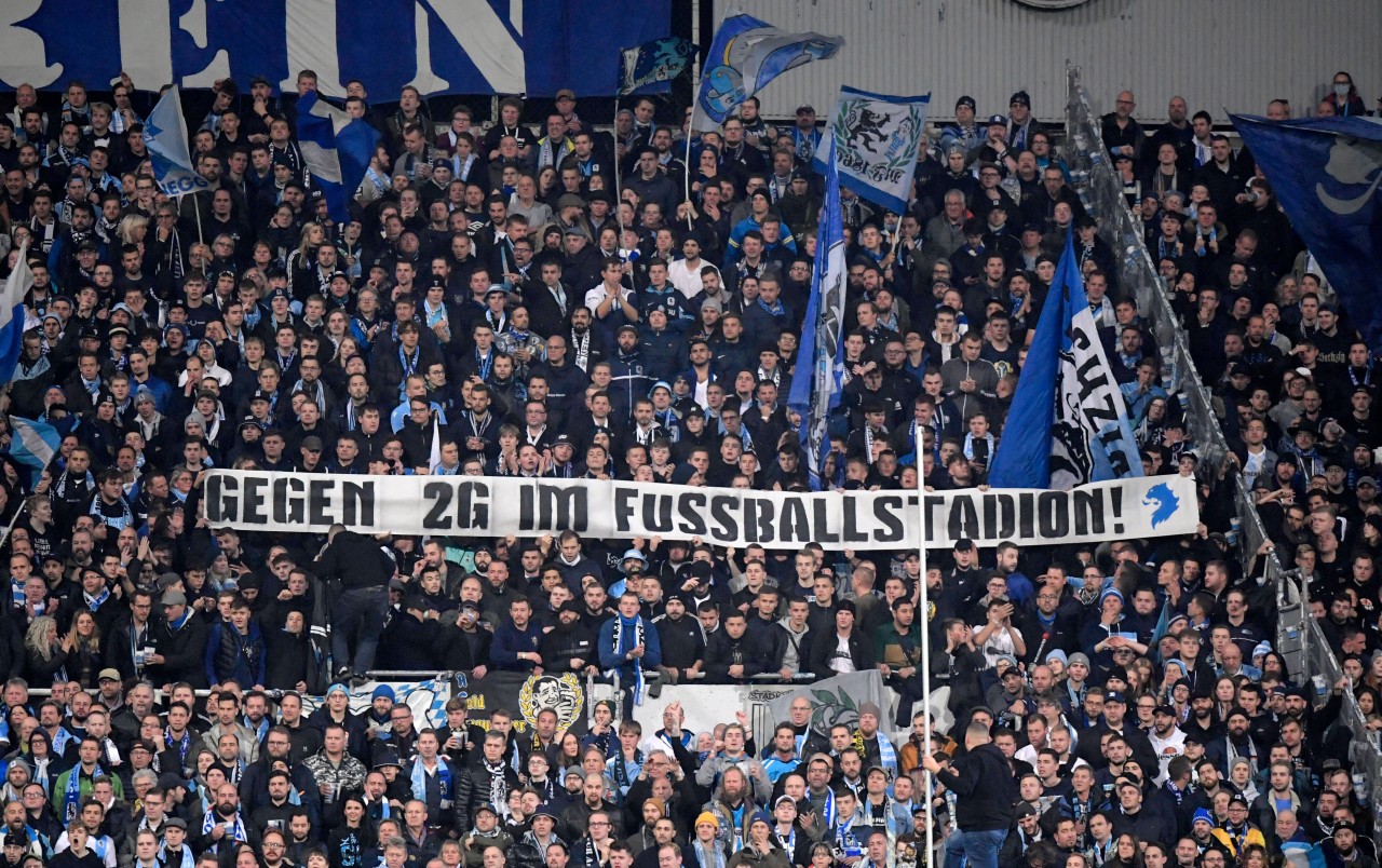 Viele Ultragruppen, wie hier die von 1860 München beim Pokalspiel gegen Schalke, stellen sich klar gegen 2G im Stadion.