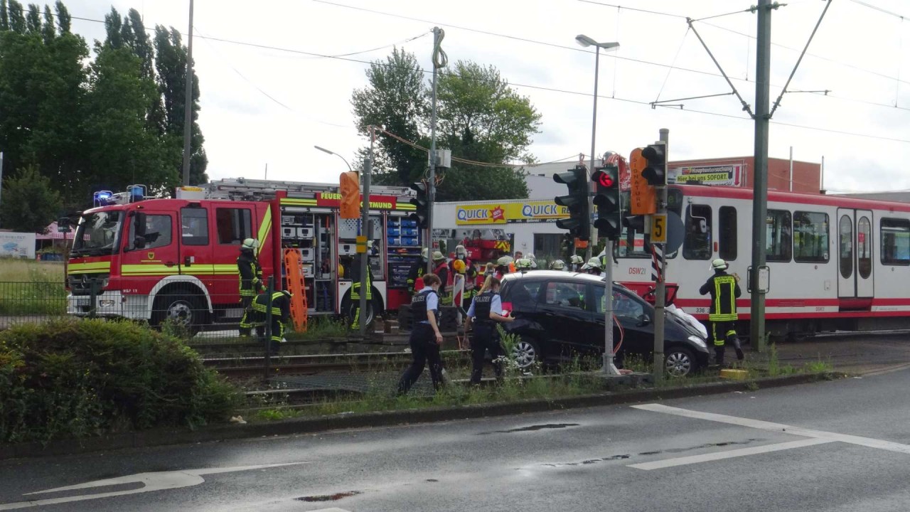 In Dortmund wurde ein PKW von einer Straßenbahn erfasst – der Fahrzeugführer wurde schwer verletzt