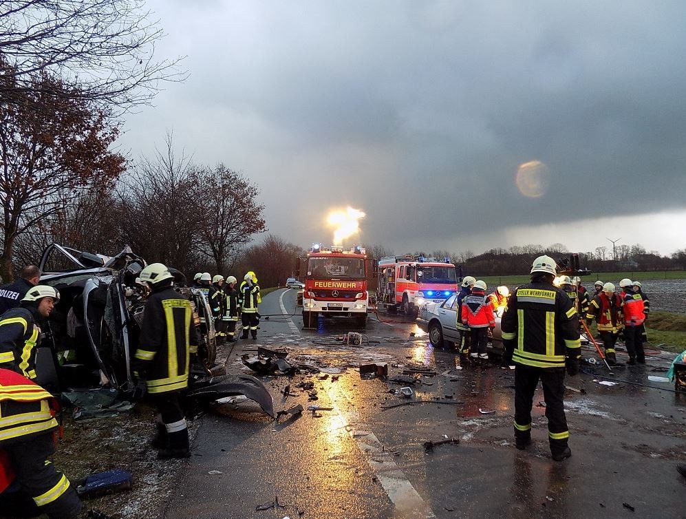 Nach dem Unfall musste die Feuerwehr den Bochumer mit Spezialgerät aus seinem Auto befreien.