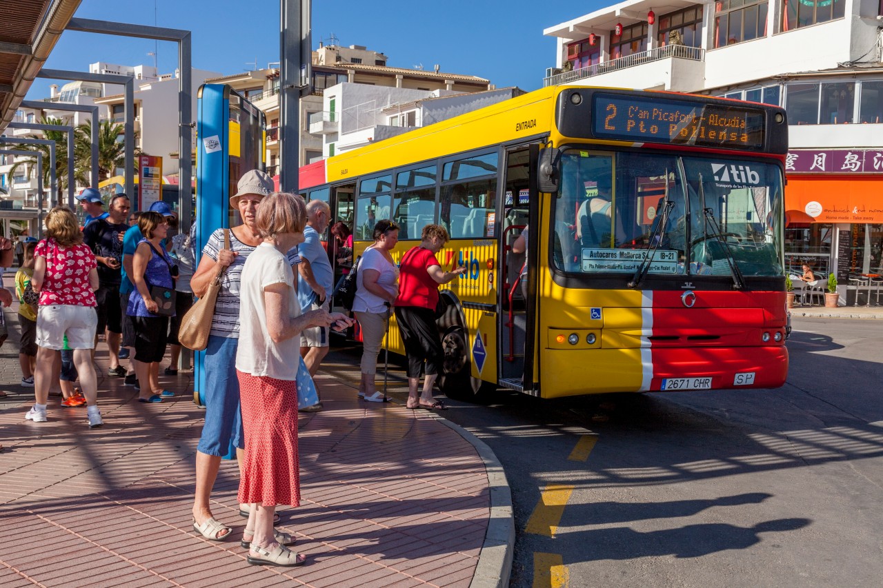 Wer bei seinem Urlaub auf Mallorca den Bus nutzt, kann bares Geld sparen! (Symbolbild)