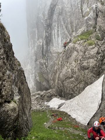 09.06.2022, Österreich, Kufstein: Rettungskräfte arbeiten in der Nähe des Spripsenjochs im Tiroler Kaisergebirge in einem Berghang, in dem es zu einem Felssturz gekommen ist. Ein Kletterer ist bei einem Felssturz im Tiroler Kaisergebirge verschüttet worden.
