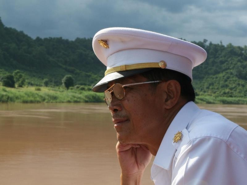 Der Mekong ist nicht leicht zu befahren: Kapitän Khampet muss in der Trockenzeit mit seinem Schiff schmale Fahrrinnen befahren, in der Regenzeit auf Stromschnellen achten.