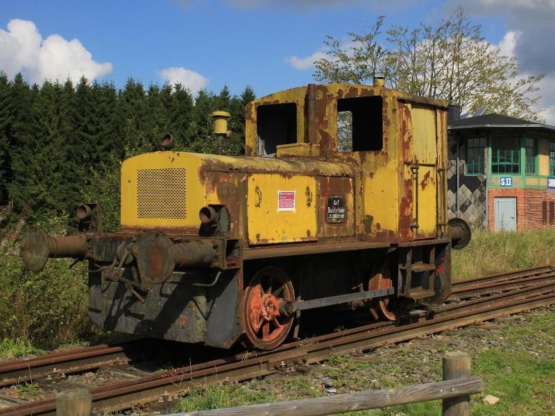 Lok und Stellwerk in Sourbrodt haben ausgedient. Mit dem Niedergang von Kohle und Stahl wurde auch die Vennbahn nicht mehr gebraucht.