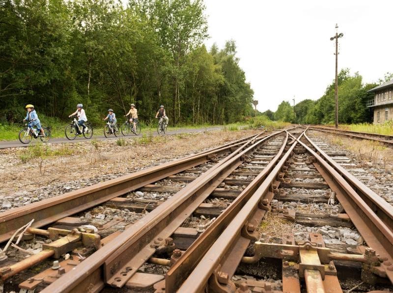 Immer entlang der alten Schienen: Auf der Vennbahn-Route erkunden Radfahrer auch ein Stück Industriekultur.