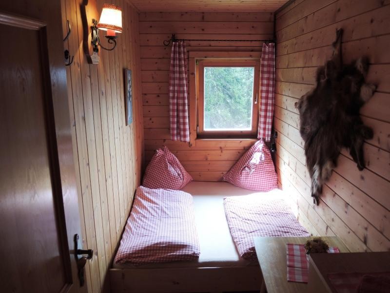 So muss ein Schlafplatz in den Bergen aussehen: Eine urige Kammer in der Alplhütte.