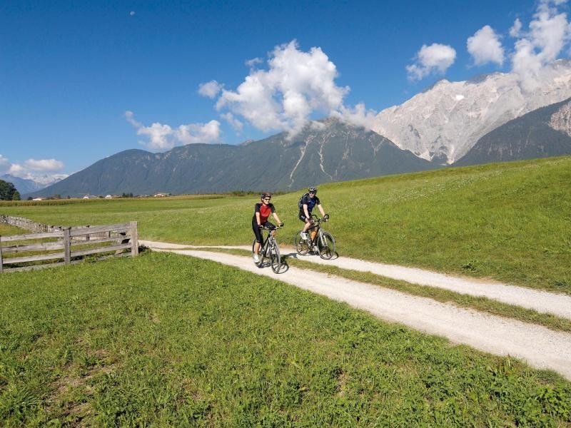 Schneller geht es durch die Tiroler Landschaft, wenn man die Wanderstöcke gegen Mountainbikes austauscht.