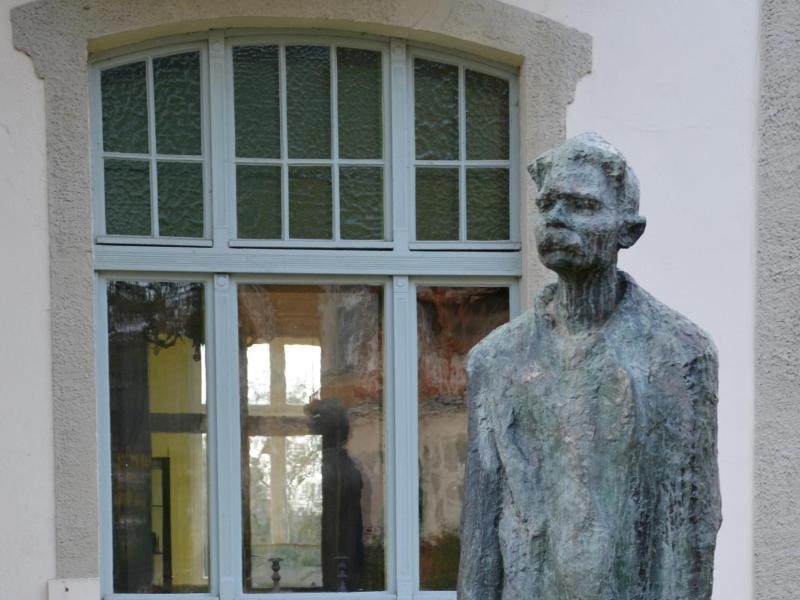 Der Dichter mit dem Schnauzbart - vor der Villa Irmgard in Heringsdorf steht heute eine Figur Maxim Gorkis, der hier im Sommer 1922 gewohnt hat.