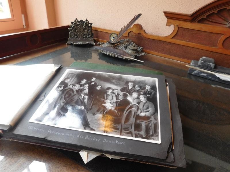 Maxim Gorkis Fotoalben - auf dem Schreibtisch in der Villa Irmgard dürfen Besucher darin blättern.