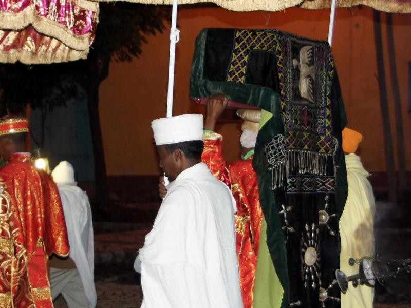 Ein Priester trägt bei einer Prozession eine Kopie der Bundeslade durch Axum.