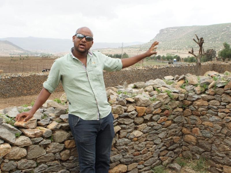 Touristenführer Ephrem Brhane deutet inmitten der Überreste des Palastes der Königin von Saba auf den Hügel Gobodra: Von ihm wurde der Stein für die Stelen abgetragen.