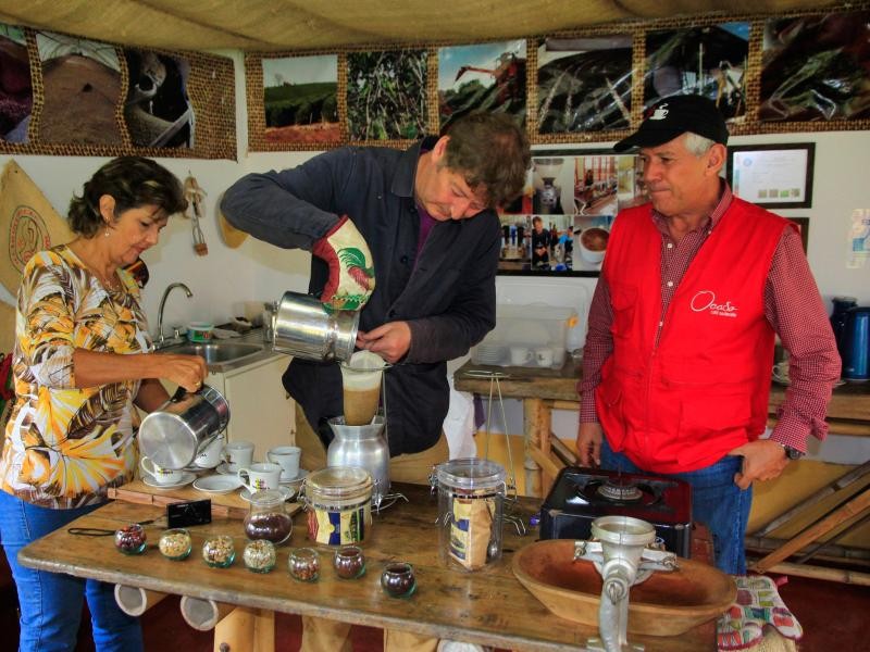 Wie köstlicher Kaffee richtig zubereitet wird, erfahren Touristen im Verkostungsbereich der Finca El Ocaso.