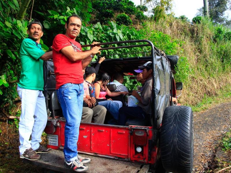 Auf der Farm von Juan Pablo dürfen Touristen im Geländewagen mitfahren und die Arbeit auf der Plantage von der Straße aus beobachten.