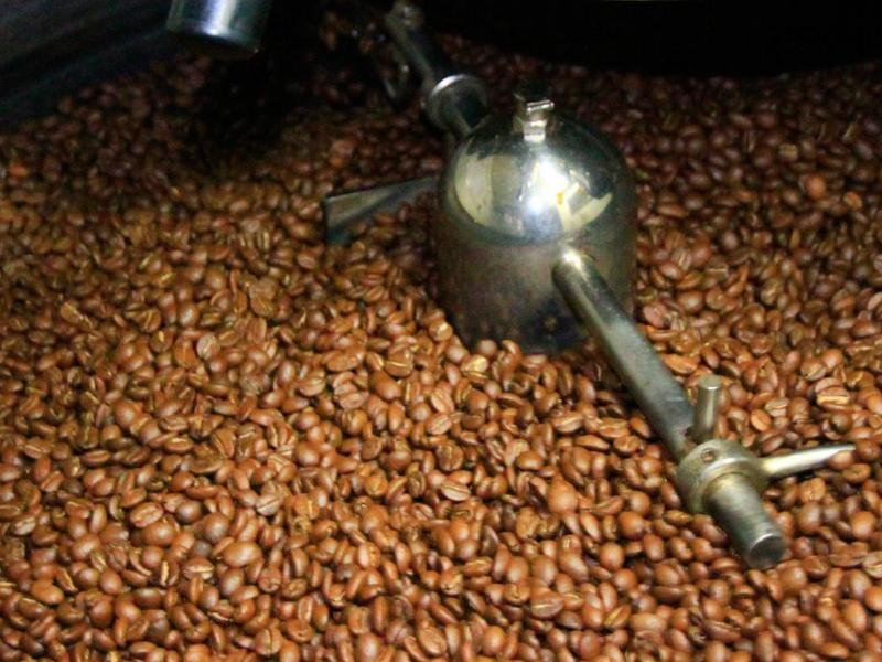 Erst nach dem Rösten entfaltet der Kaffee sein volles Aroma. Das schwarze Gold ist im Westen ein Lifestyle-Produkt, entsprechend hohe Preise können ausgefallene Sorten erzielen.