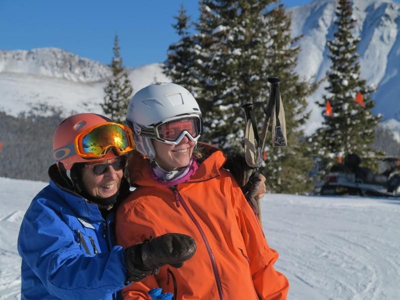 Skilehrerin Jutta Oberle (l.) kennt das Skigebiet Winter Park gut. Es sei quasi der Hausberg Denvers, sagt sie.