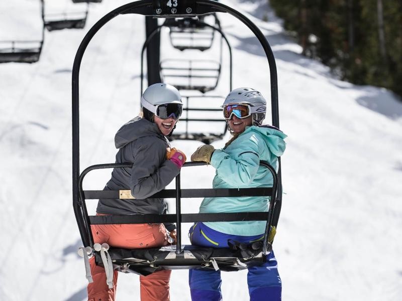 Arapahoe Basin besteht nur aus einem Parkplatz, ein paar Hütten und wenigen Liften - dank steiler Hänge bietet das Skigebiet Wintersportlern trotzdem richtig Spaß.
