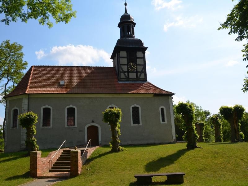 Zu den Sehenswürdigkeiten in Rieth gehört neben dem Schloss die hübsche Dorfkirche aus dem Jahr 1731.