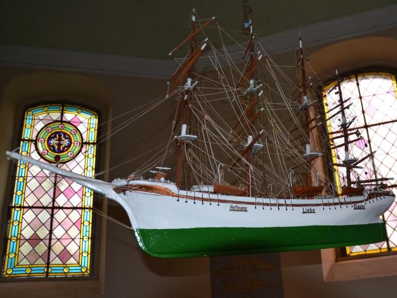 Filigrane Handarbeit: In der Dorfkirche von Rieth hängt vor dem Altar ein Schiffsmodell, das ein Kahnschiffer gestiftet hat.