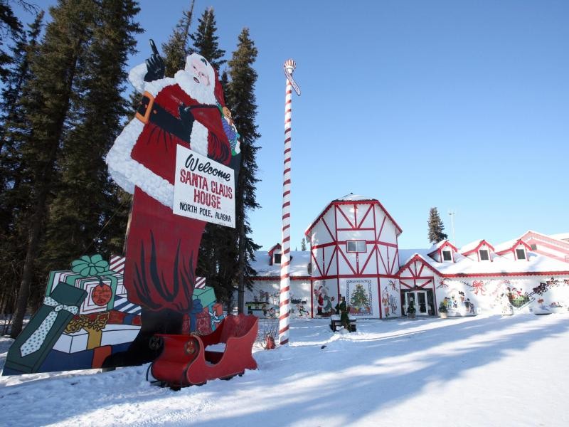 In North Pole ist der Weihnachtsmann zu Hause. Tausende Kinder schicken dem Postamt jedes Jahr Briefe.