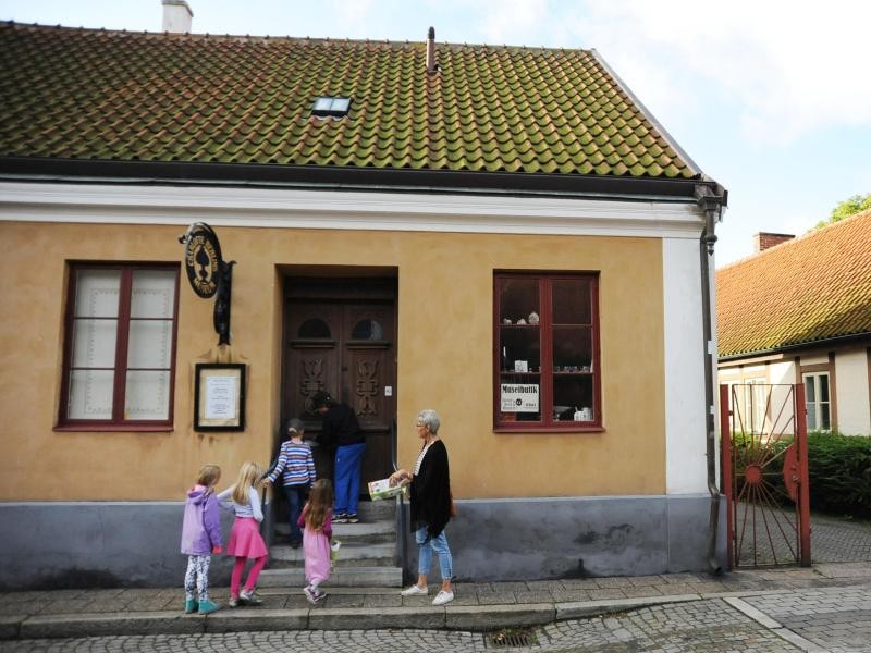 Schnitzeljagd durch die Altstadt von Ystad: Kinder machen sich auf die Suche nach den verschwundenen Zimtschnecken.