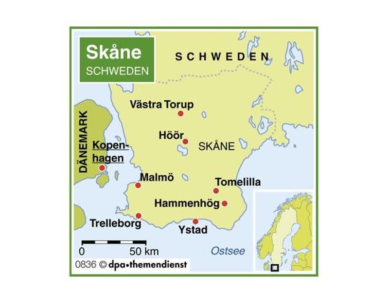 Skåne ist der südliche Zipfel von Schweden. Am einfachsten ist die Anreise über den Flughafen in Kopenhagen. Oder man nimmt von Deutschland die Fähre nach Malmö oder Trelleborg und hat so auch gleich das Auto dabei, um die Region zu erkunden.