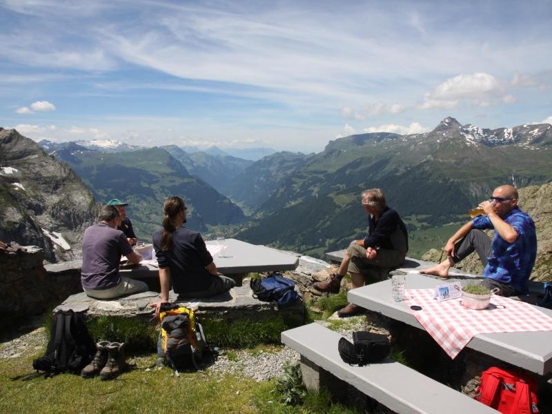Ein grandioser Rundblick bietet sich Wanderern auf der Terrasse der Glecksteinhütte.