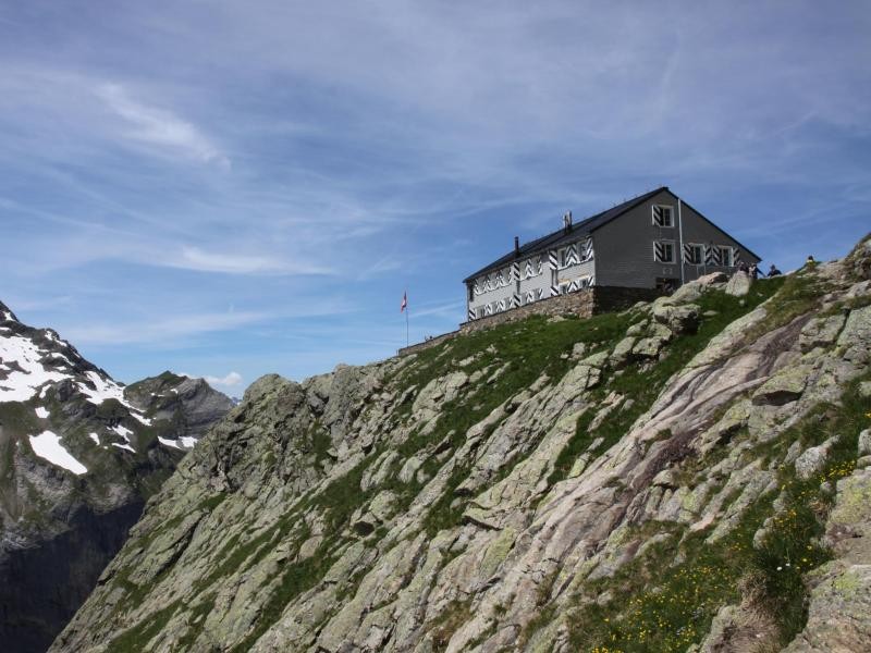 Ziel der Wanderung: Auf einem Felsvorsprung thront die Glecksteinhütte.