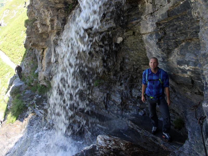 Ein kleiner Wasserfall erfrischt unterwegs die Wanderer.