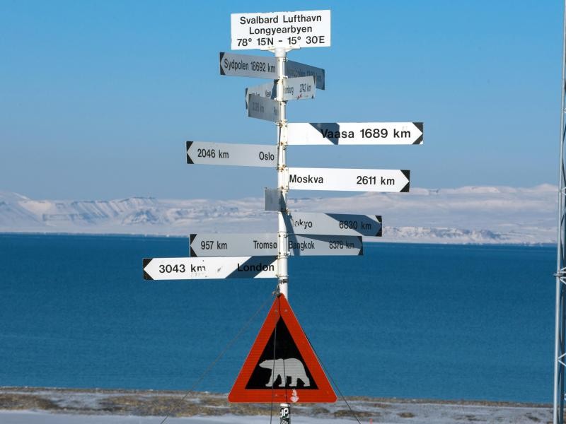 Am Flughafen von Spitzbergen gibt es ein beliebtes Fotomotiv: ein Warnschild mit Eisbär.
