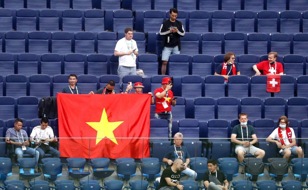 Bei der EM 2021 entdeckten viele Fans Vietnam-Fahnen auf den Tribünen.