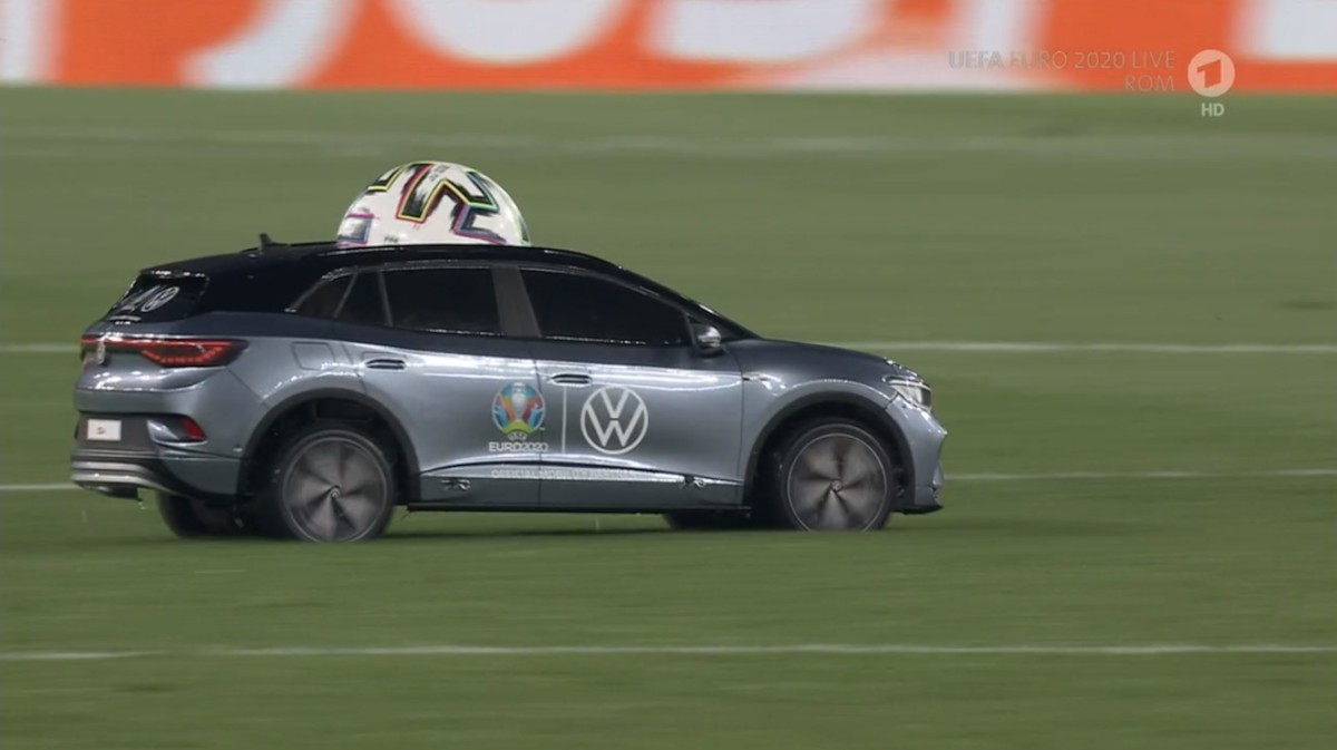 Ein ferngesteuertes VW-Auto brachte den Spielball aufs Feld.