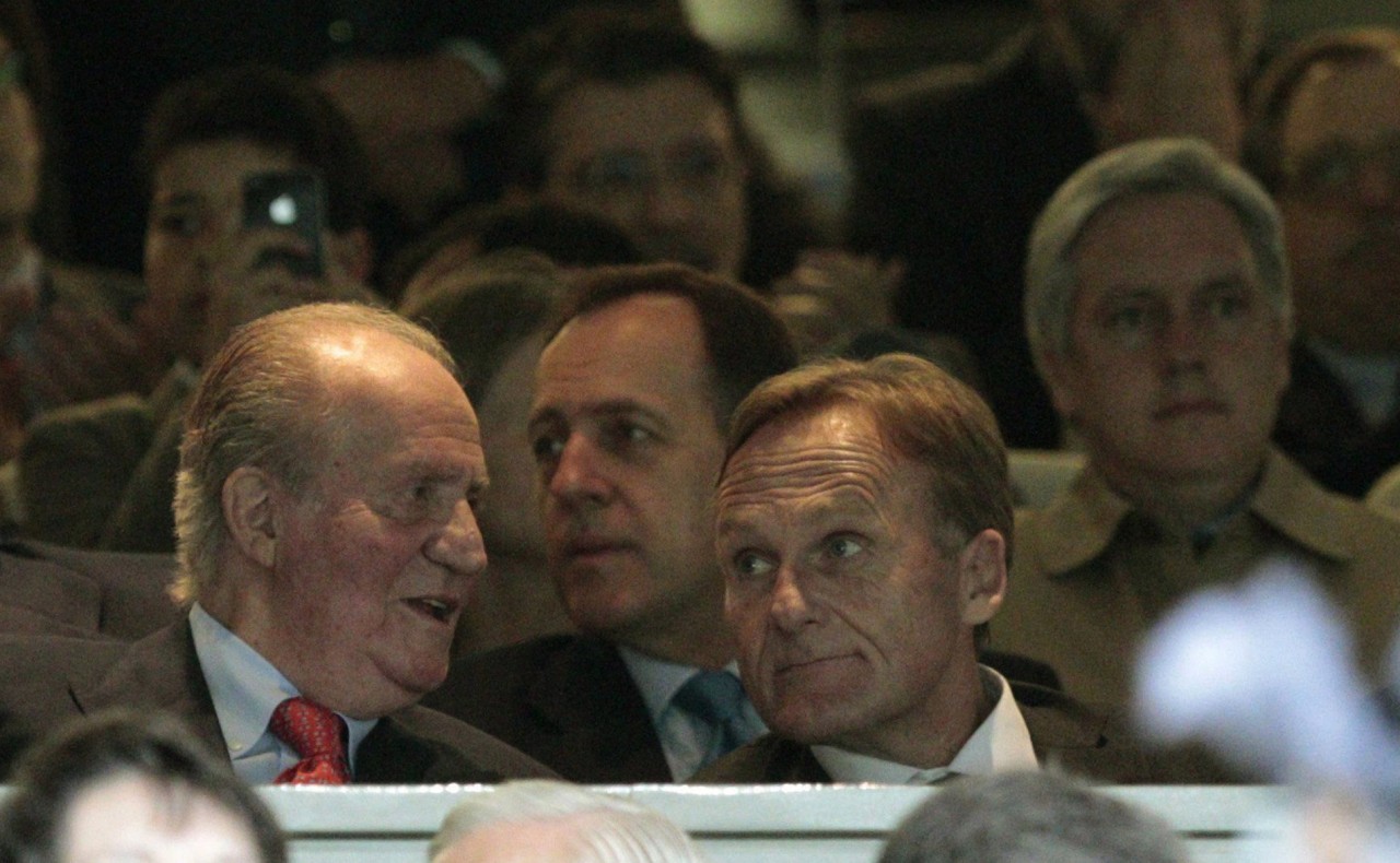 „Ola Watzke, was ist eigentlich mit diesem Lewinski?“ - „Hhmm!?“ Spaniens König Juan Carlos I. und BVB-Boss Hans-Joachim Watzke auf der Tribüne des Bernabeu-Stadions.