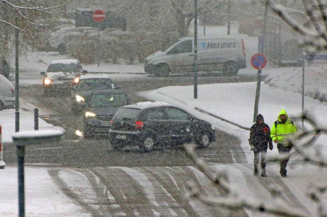 Wetter in NRW: Auf den Straßen soll es glatt werden. (Symbolbild)
