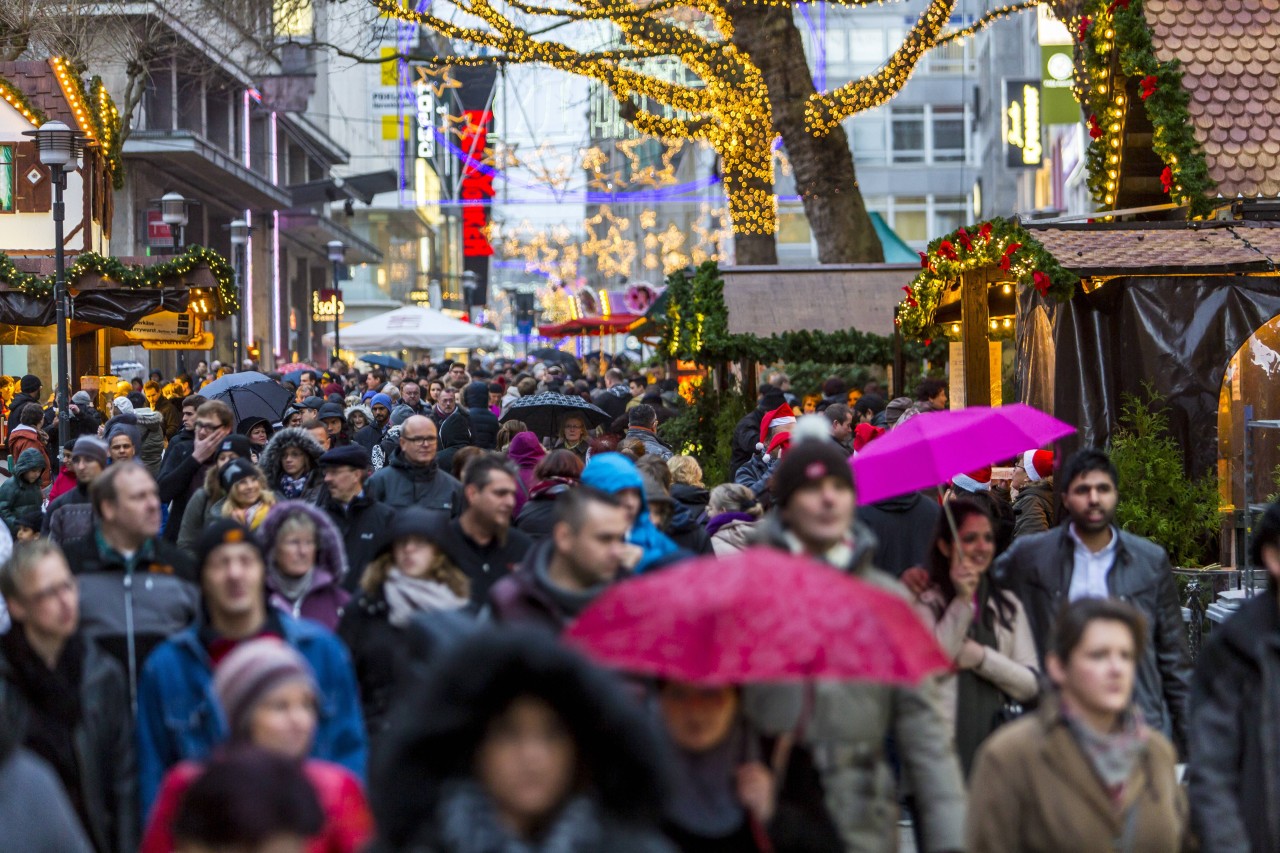 Wetter in NRW: Wer auf den Weihnachtsmarkt gehen will, sollte Mitte November an den Regenschirm denken. (Archiv)