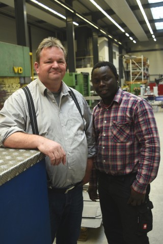 Der Chef und der Ex-Azubi: Seit diesem Herbst ist Moussa (r.) fest angestellt bei Ulrich Benke in der WBG Blechverarbeitung in Schwerte.