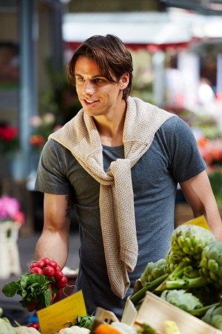 Hobbykoch Yann Sommer beim Einkauf frischer Zutaten auf dem Markt.