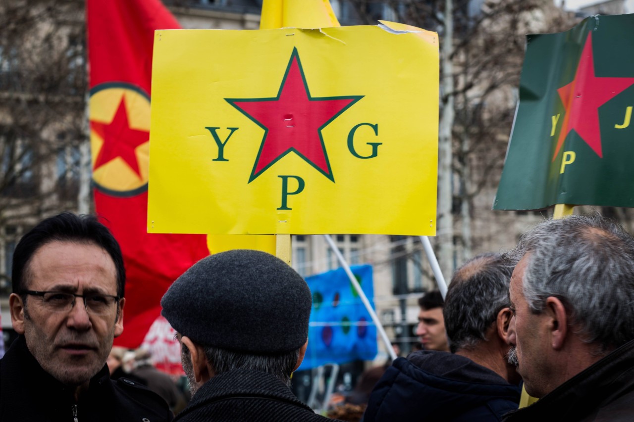 Dieses Logo der YPG wollten die türkischstämmigen Menschen auf der Domplatte nicht sehen.