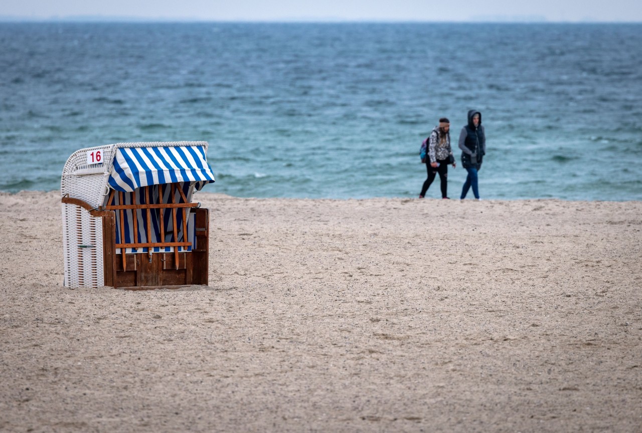 Eine Frau ging in ihrem Urlaub an der Ostsee spazieren. Was sie dort fand, schockiert. (Symbolbild)