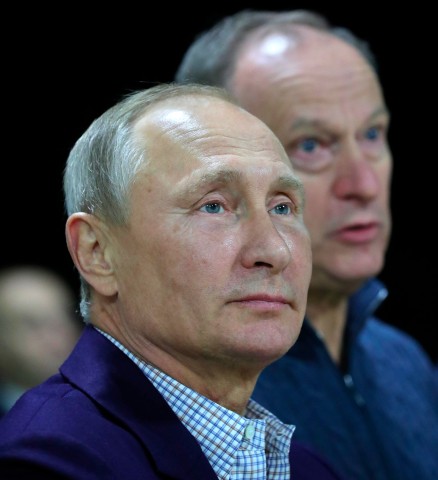 Patruschew (im Bild hinten) gilt als Vordenker von Putins aggressiver Außenpolitik.
