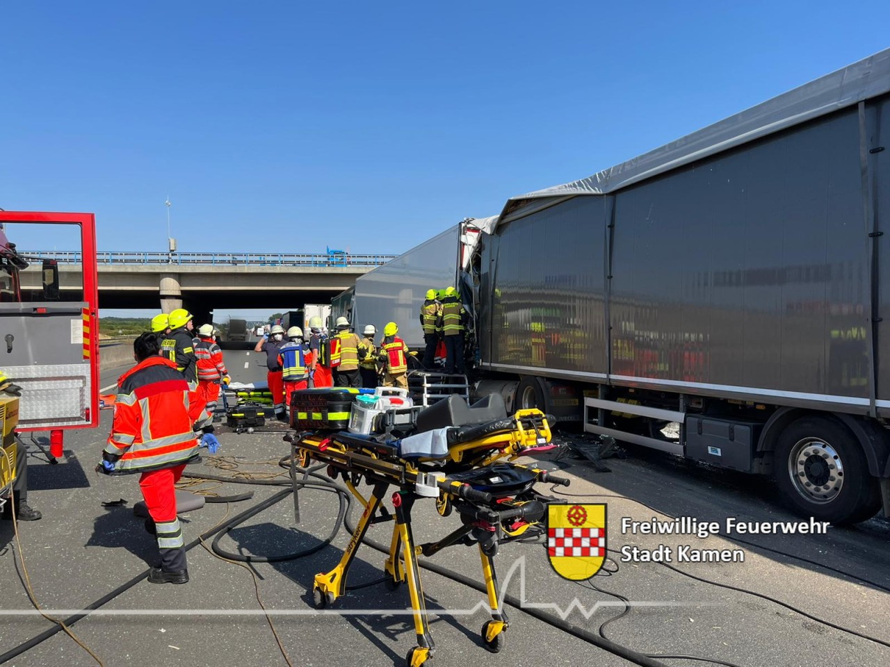 A2 in NRW: Die Feuerwehr sicherte die Unfallstelle ab.