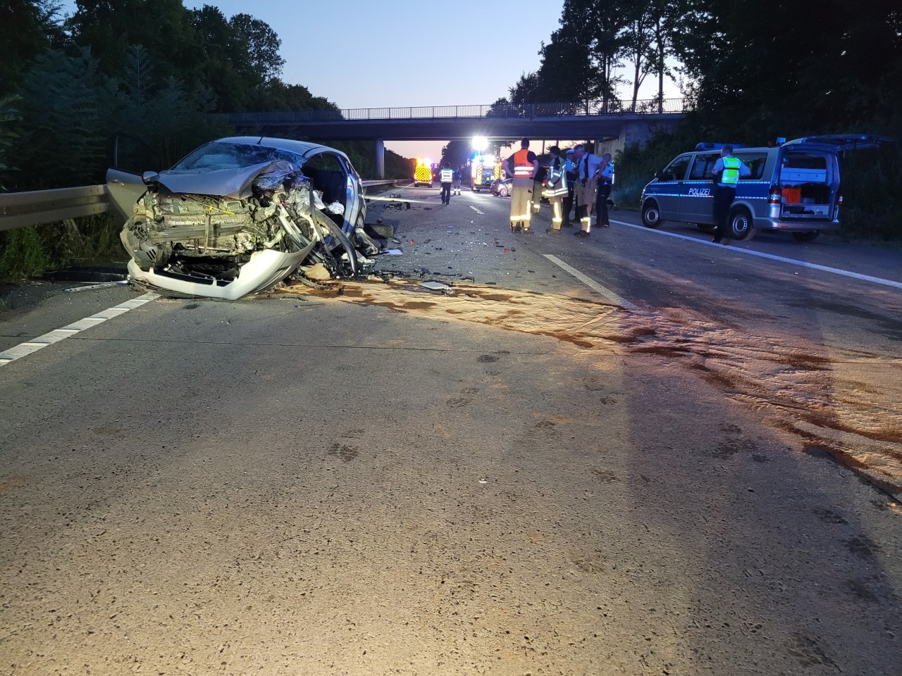 Auf der A44 ereignete sich am Dienstag ein schwerer Unfall, bei der ein Geisterfahrer mit einem anderen Auto kollidierte
